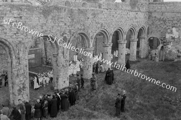 CEREMONY CHILDREN ENTERING ABBEY